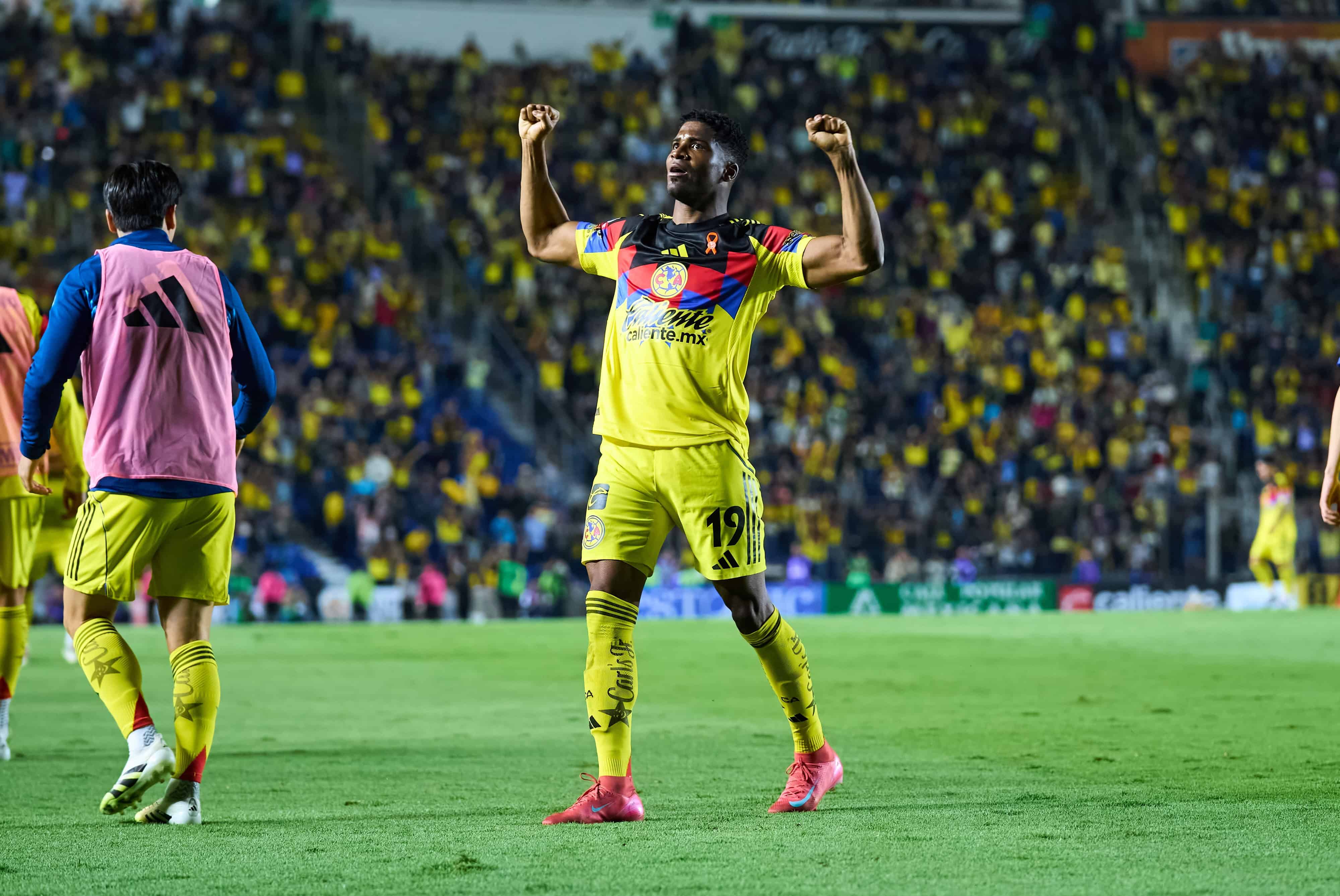 José Zúñiga hace el 2-0.