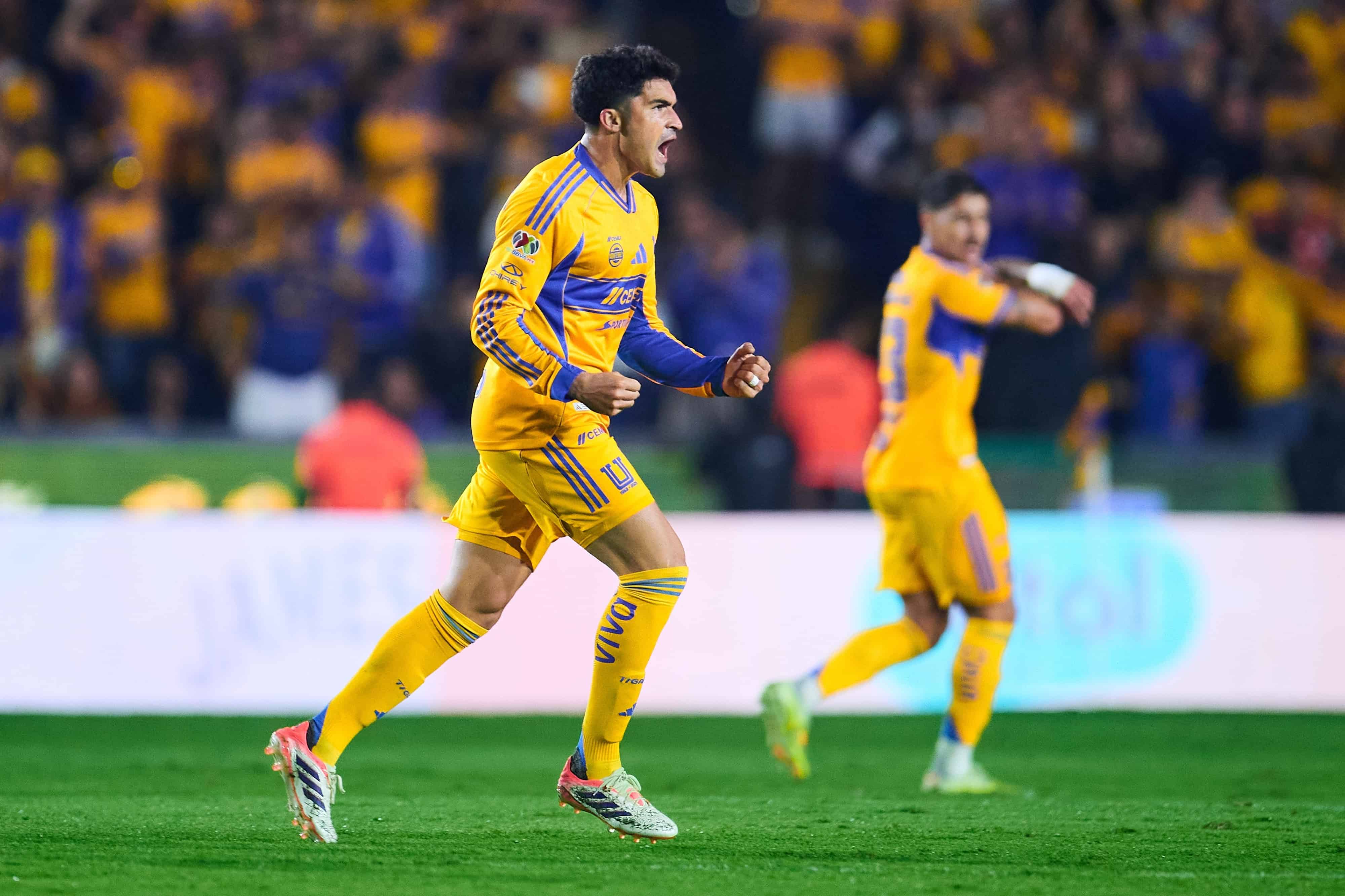 Nicolás Ibáñez hace el 1-0.