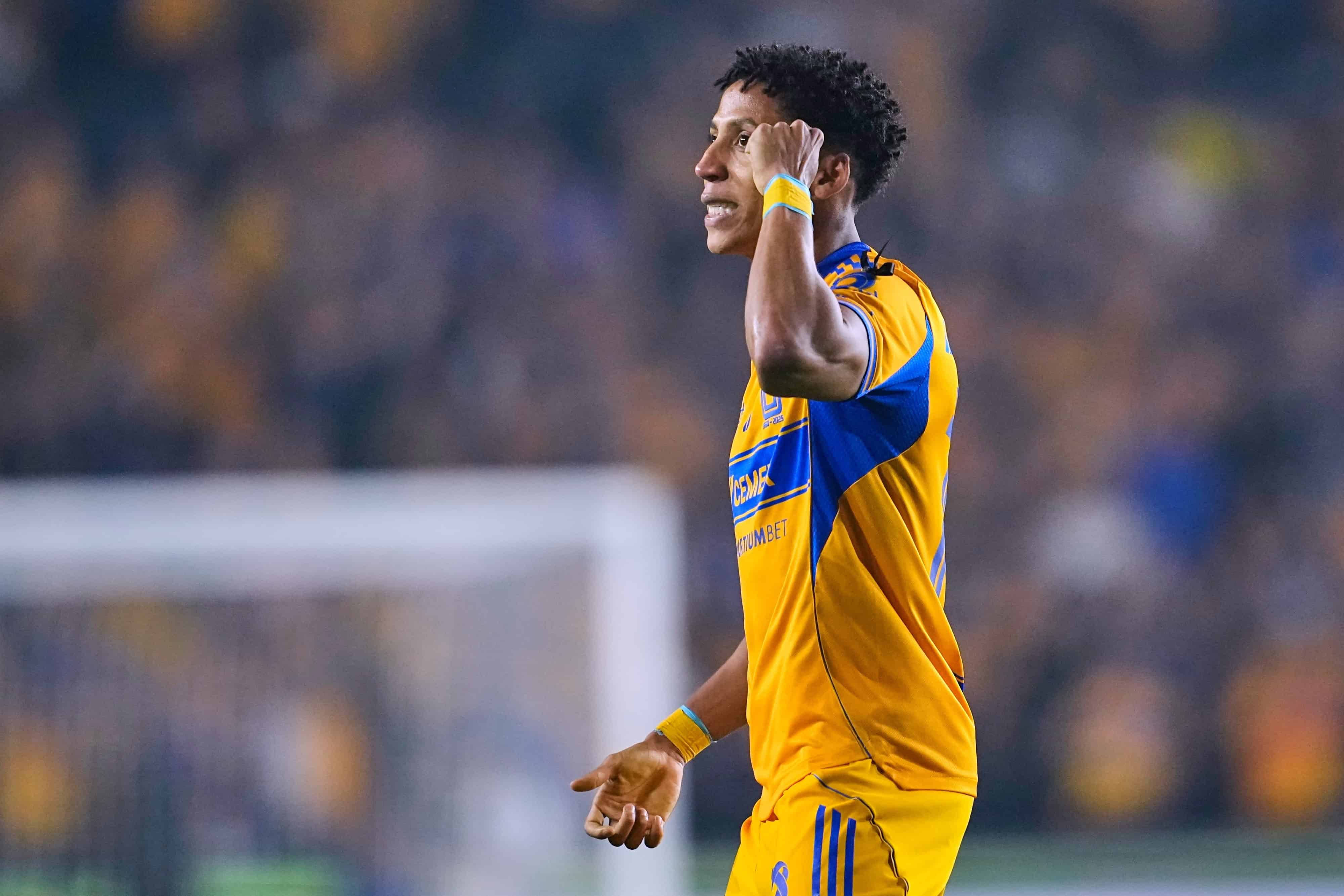 Ozziel Herrera anota.