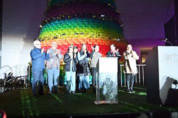 Recibe NL temporada decembrina con el encendido del pino