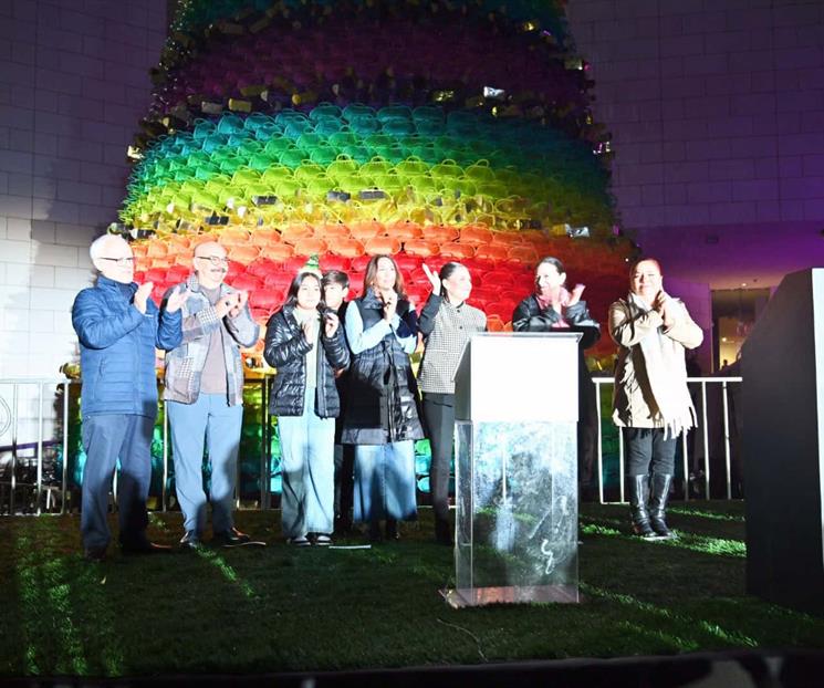 Recibe NL temporada decembrina con el encendido del pino