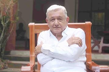 Reaparece AMLO para anunciar lanzamiento de su libro Grandeza