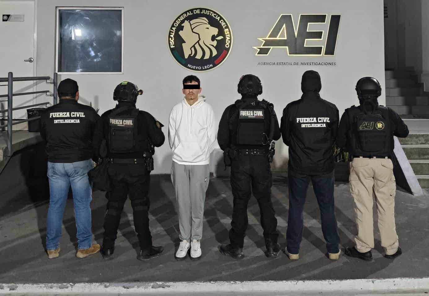 Luego de una persecución, elementos del Grupo de Coordinación Metropolitana, realizaron la detención de un joven que presuntamente poseía varias dosis de narcóticos, en el municipio de Monterrey.