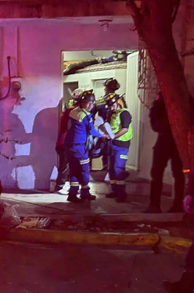 Un jovencito se debate entre la vida y la muerte, después de recibir una descarga de 13 mil voltios, cuando toó accidentalmente unos cables de alta tensión, en la casa de un familiar en San Nicolás.