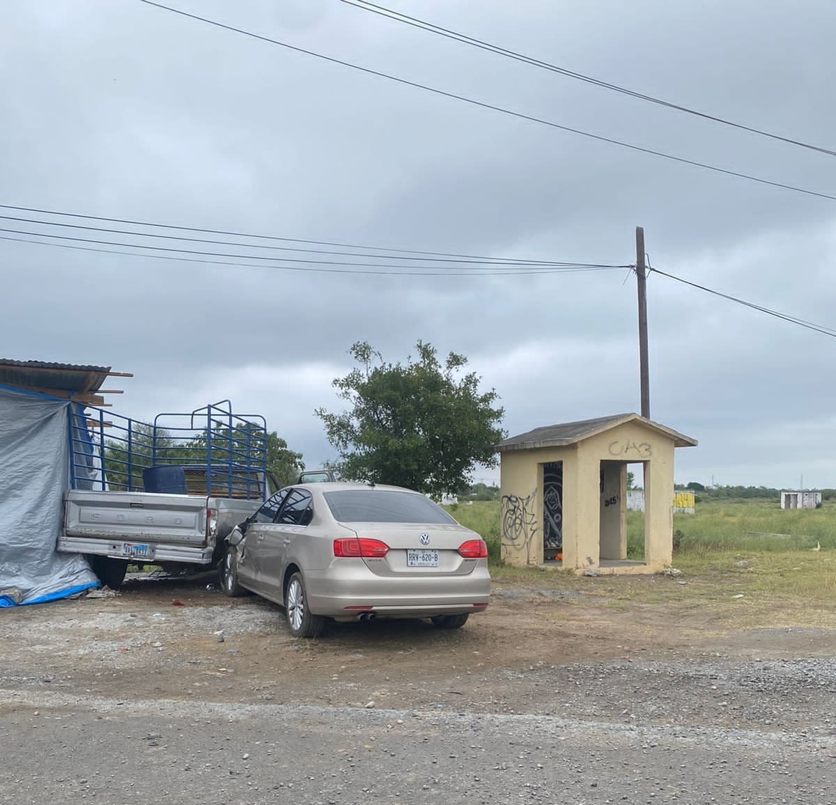 El susto de su vida se llevaron los comensales de un puesto de tacos ubicado en el municipio de Linares, cuando un automóvil sedan se impactó contra una camioneta estacionado en el lugar.