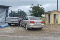 Choca contra camioneta estacionada