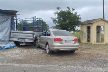 Choca contra camioneta estacionada