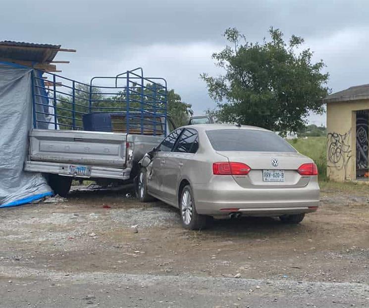 Choca contra camioneta estacionada