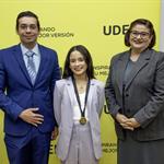 Premia UDEM talento y formación integral de egresada