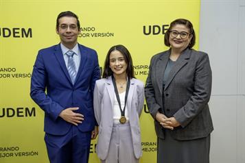 Premia UDEM talento y formación integral de egresada