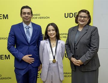 Premia UDEM talento y formación integral de egresada