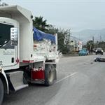 Muere motociclista tras estrellarse con camión de carga en Escobedo