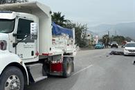 Muere motociclista tras estrellarse con camión de carga en Escobedo