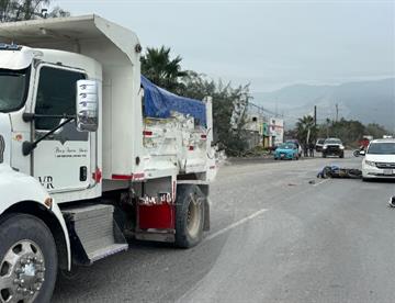 Muere motociclista tras estrellarse con camión de carga en Escobedo
