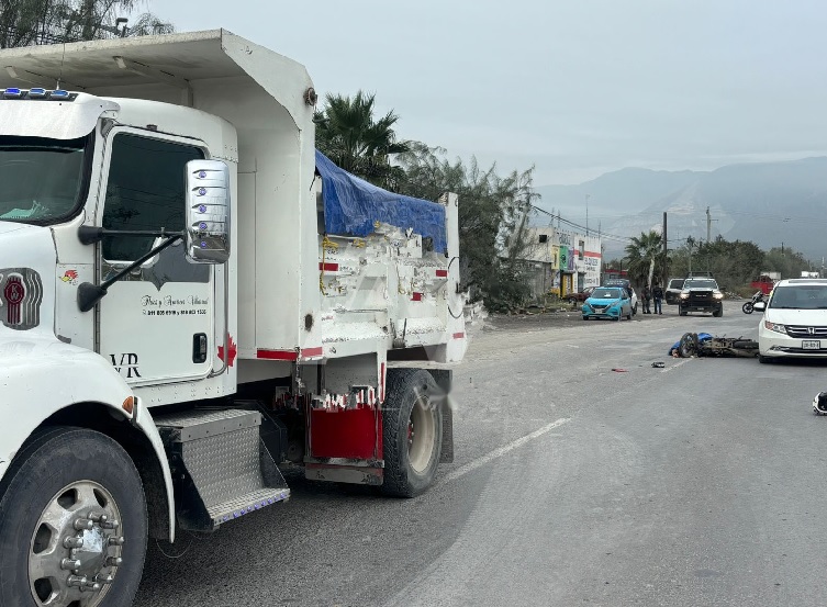 Muere motociclista tras estrellarse con camión de carga en Escobedo