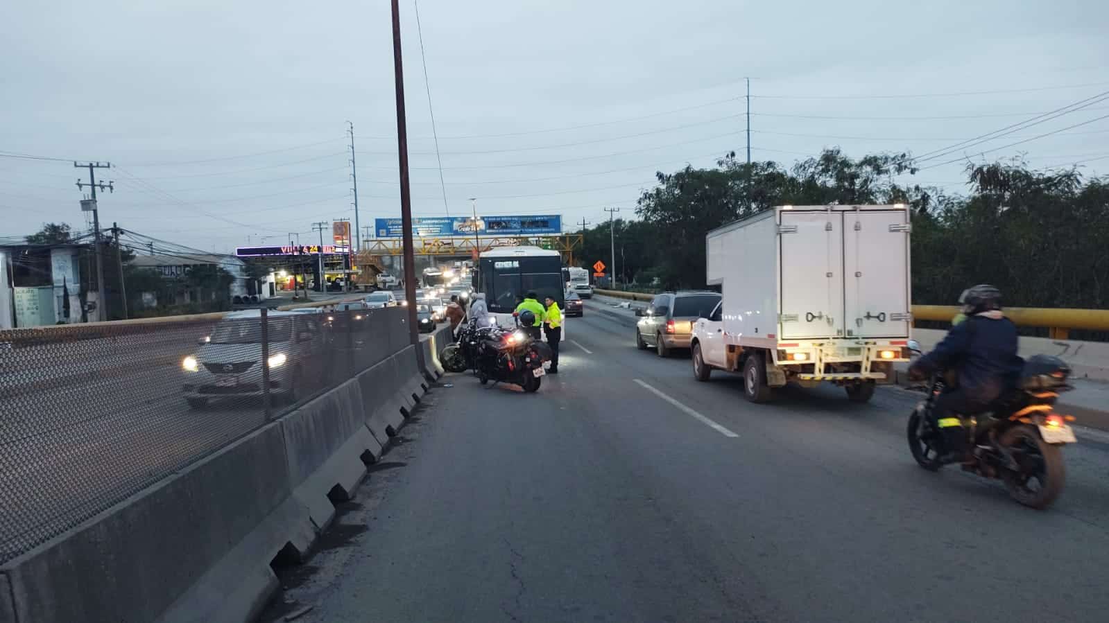 El choque entre dos transportes de personal dejó un saldo de 71 lesionados, ayerpor la mañana en el municipio de Escobedo.