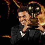 Recibe Desiré Doue el Golden Boy