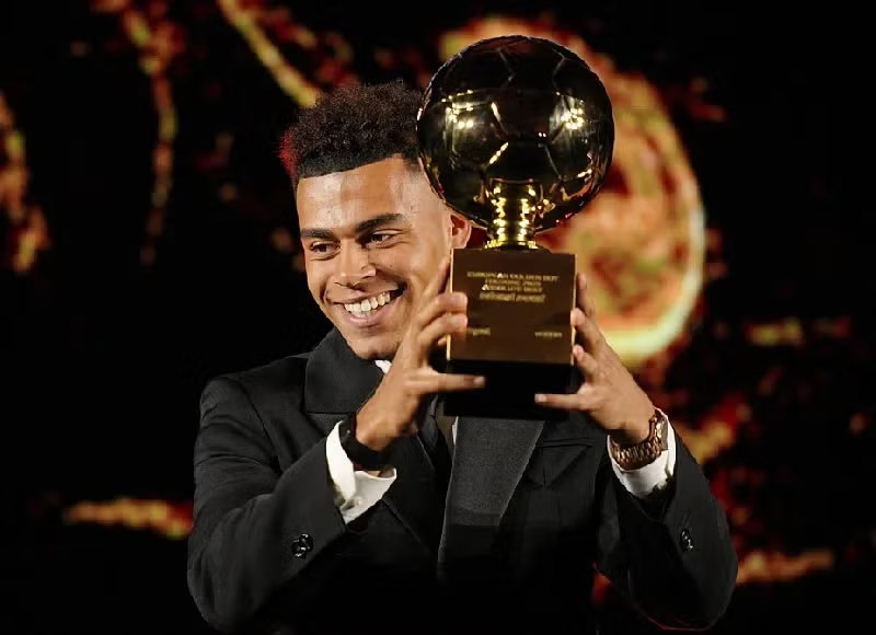 Recibe Desiré Doue el Golden Boy