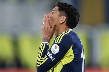 Le anulan gol a Edson Álvarez en clásico turco