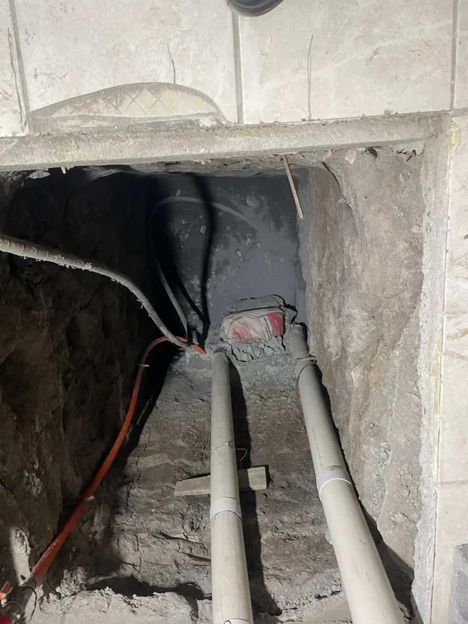 Más de 30 mil litros de hidrocarburo fueron asegurados por la Fiscalía General de la República (FGR) tras un cateo en un inmueble en el municipio de Escobedo.