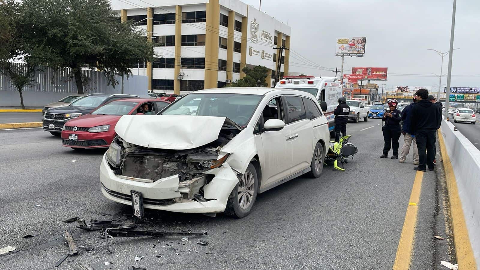 El conductor de una motocicleta resultó lesionado luego de ser impactado por un auto que chocó contra otro vehículo, ayer en la Avenida Gonzalitos a unos metros de Paseo de los Leones, en la Colonia Cumbres.