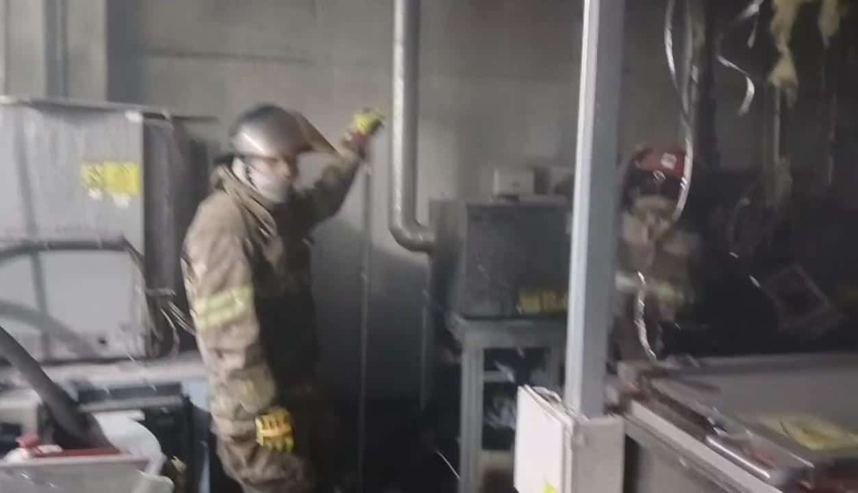 El incendio de una fábrica en Guadalupe llevó a la evacuación de 300 empleados, la noche del domingo.