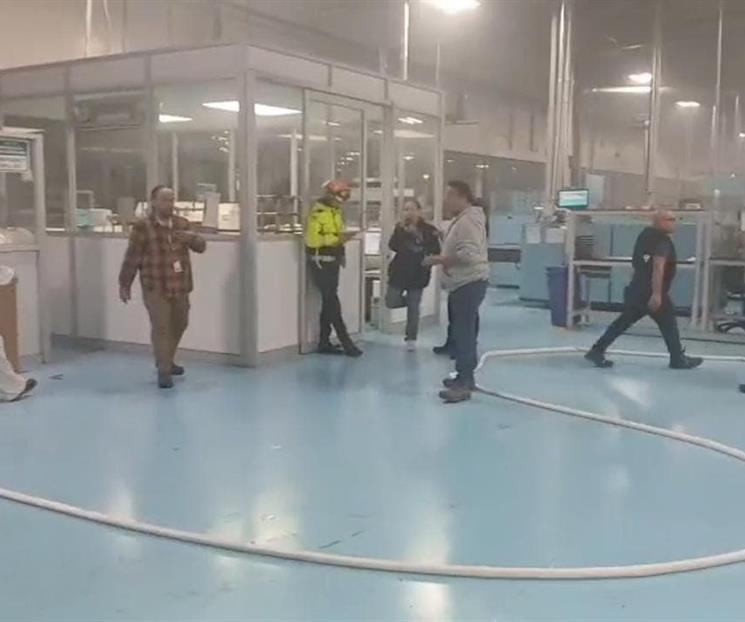 Evacuan a 300 empleados por incendio en fábrica