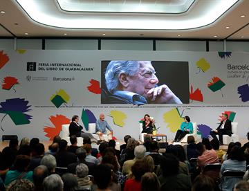 Rinden homenaje a Vargas Llosa en la FIL Guadalajara