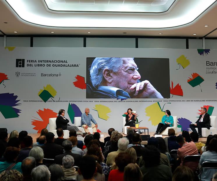 Rinden homenaje a Vargas Llosa en la FIL Guadalajara