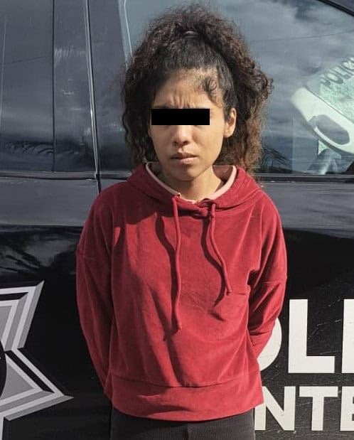 Una pareja fue detenida por oficiales de la Policía de Monterrey, cuando circulaban en una motocicleta a exceso de velocidad y que cuenta con reporte de robo.