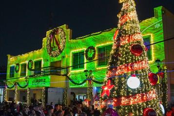 Inician fiestas decembrinas en Juárez con el encendido del pino
