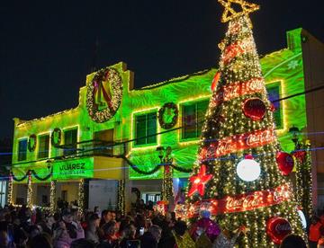 Inician fiestas decembrinas en Juárez con el encendido del pino
