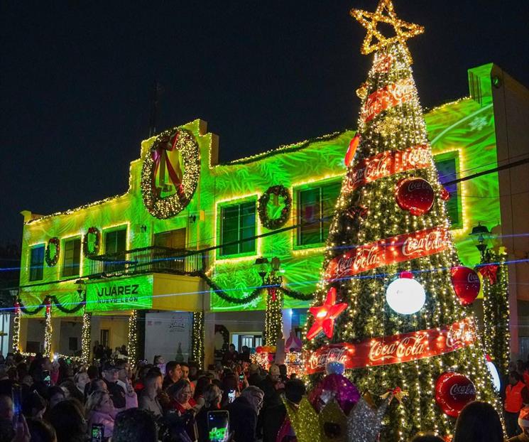 Inician fiestas decembrinas en Juárez con el encendido del pino