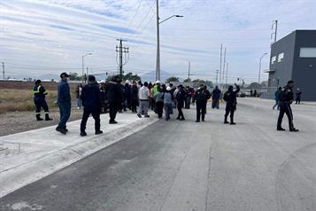 Evacuan a casi mil trabajadores por fuga de gas