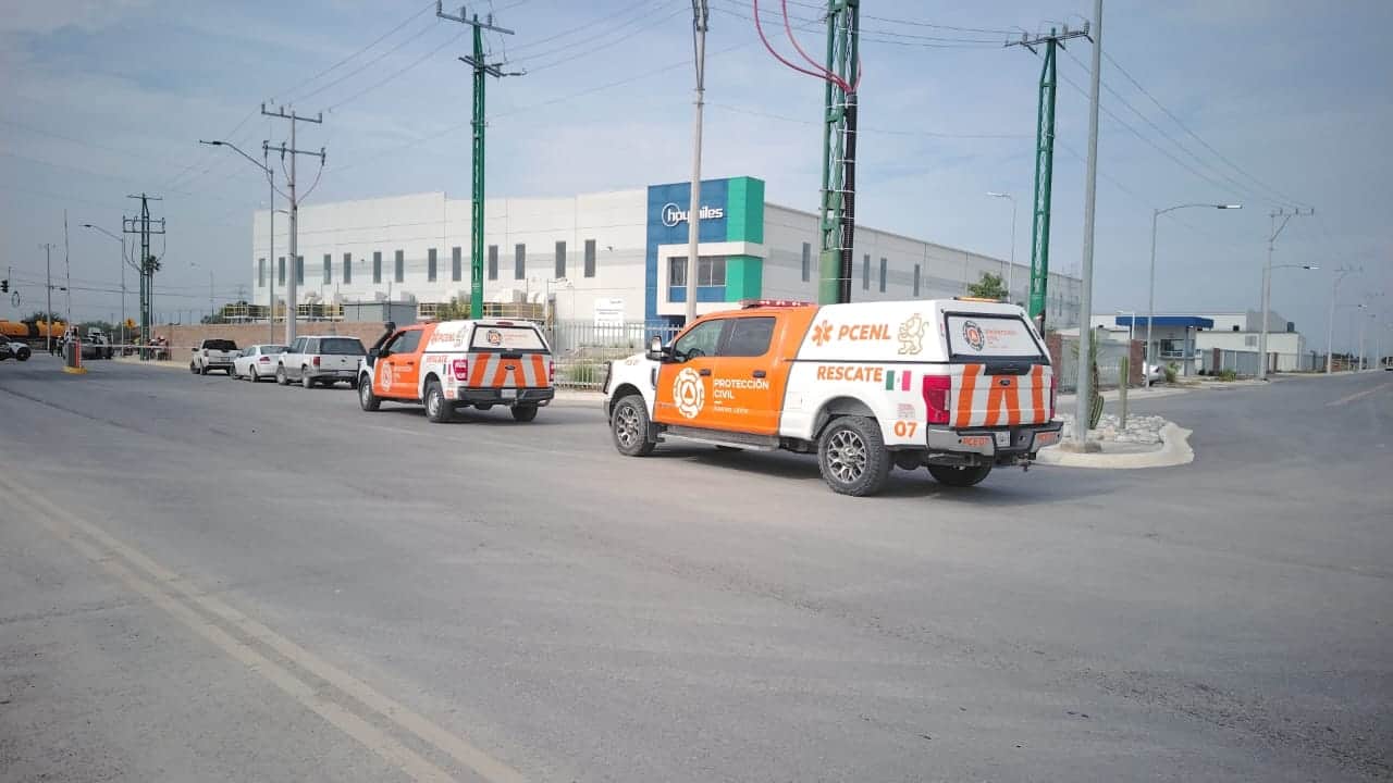 Por lo menos 20 personas resultaron afectadas por una fuga de gas registrada ayer en el área de un parque industrial en el municipio de Apodaca, donde se evacuaron aproximadamente 923 empleados de tres empresas.