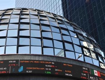 Peso cierra con ligera ganancia en medio de una baja volatilidad