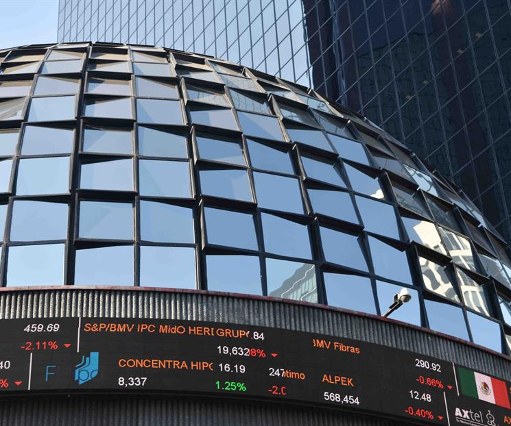 Peso cierra con ligera ganancia en medio de una baja volatilidad