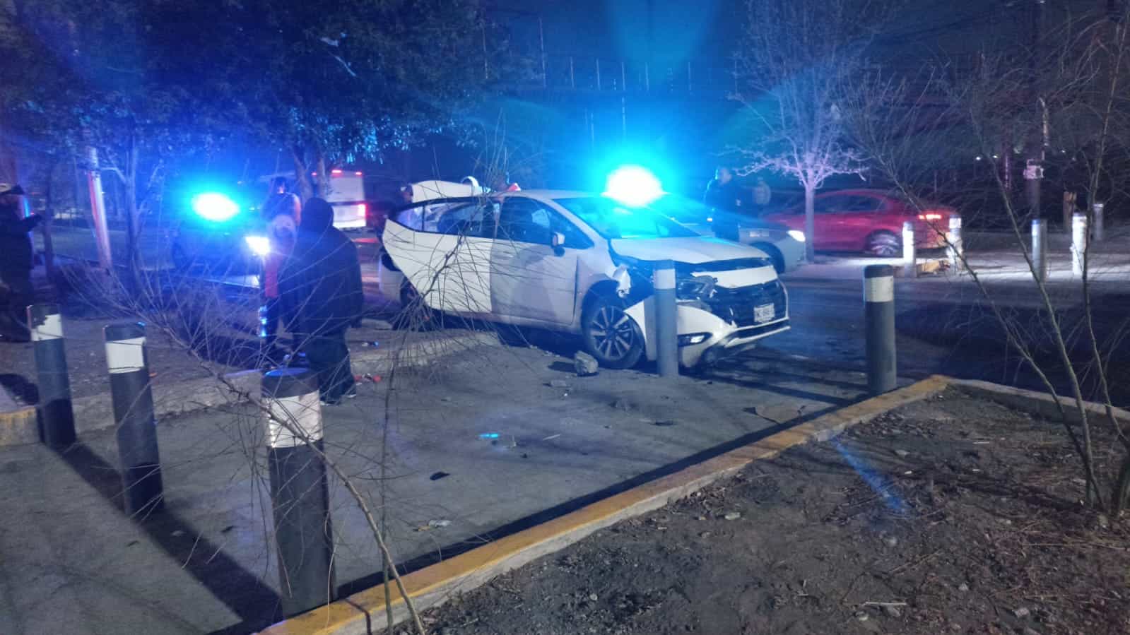 Al menos 33 lesionados dejó un choque múltiple en el que se vieron involucrados cinco autos y dos transportes de personal, la noche del lunes en el municipio de García.