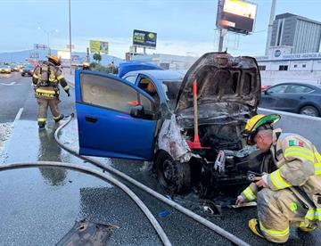 Arde auto en Gonzalitos