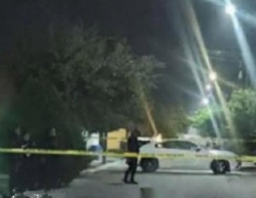 Elementos de la Agencia Estatal de Investigaciones, indagan la muerte de un hombre que fue asesinado a balazos en el interior de una vivienda del municipio de García.