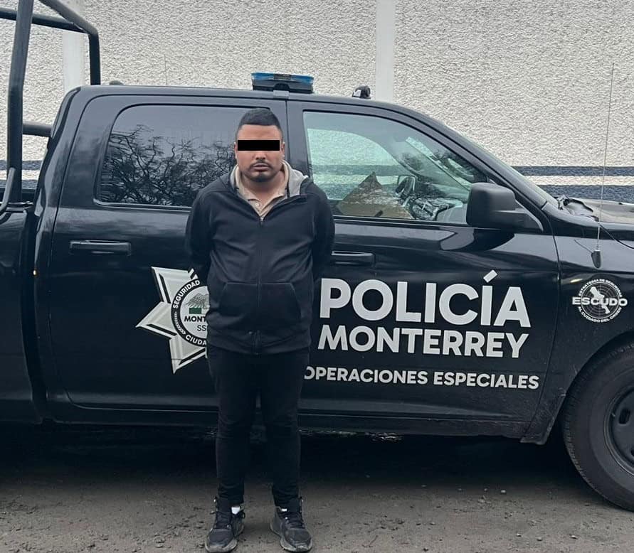 En posesión de un arma de fuego con 17 cartuchos hábiles y 53 envoltorios con droga, un hombre fue detenido por elementos de la Policía de Monterrey, en la Colonia Industrial.
