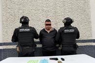 Detienen a hombre con pistola y droga