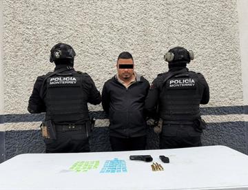 Detienen a hombre con pistola y droga