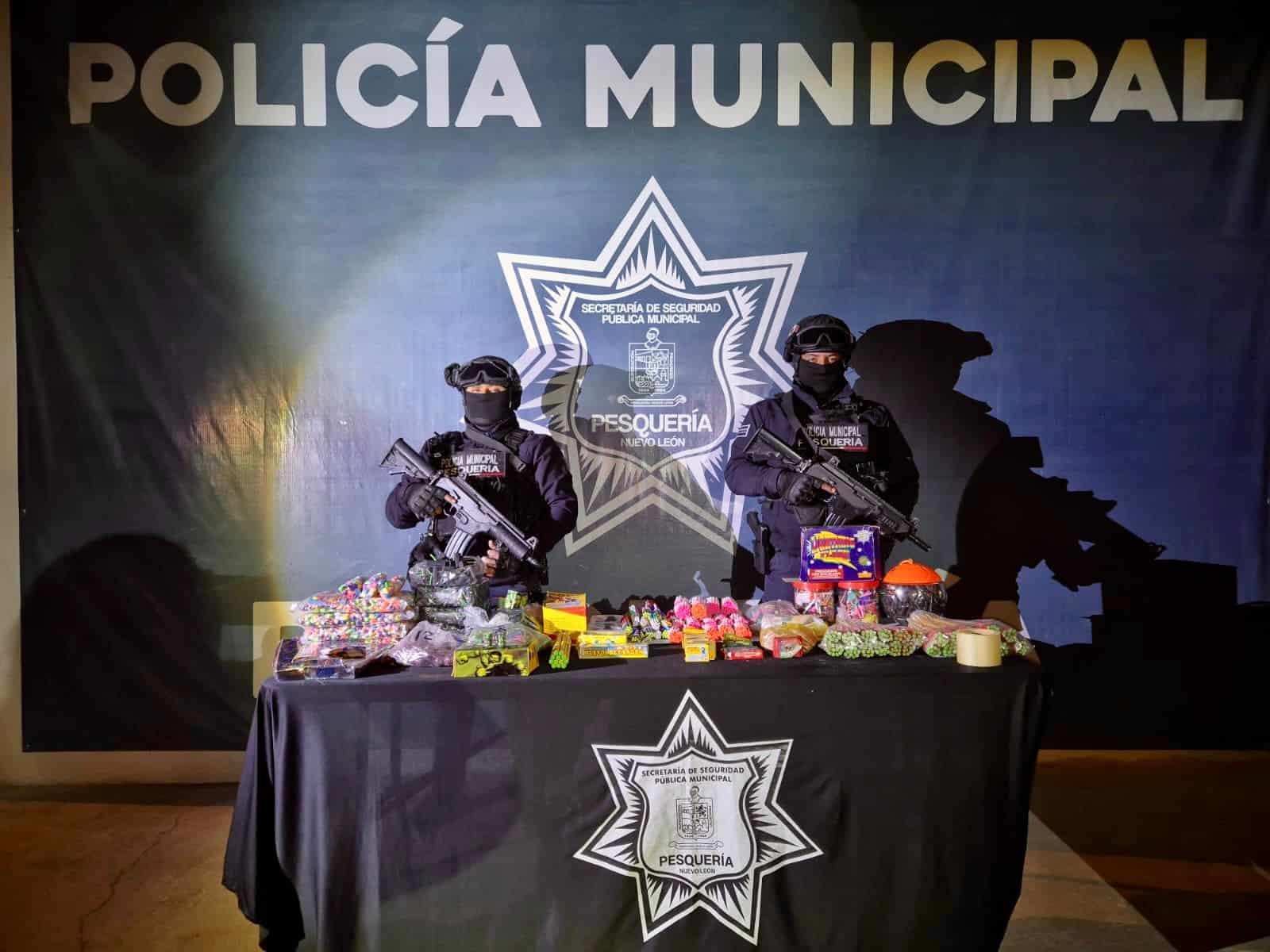 Elementos de la Secretaría de Seguridad Pública de Pesquería aseguraron aproximadamente 19 kilogramos de artificios con pólvora, al parecer pirotecnia, en la colonia Colinas de Santa Engracia.