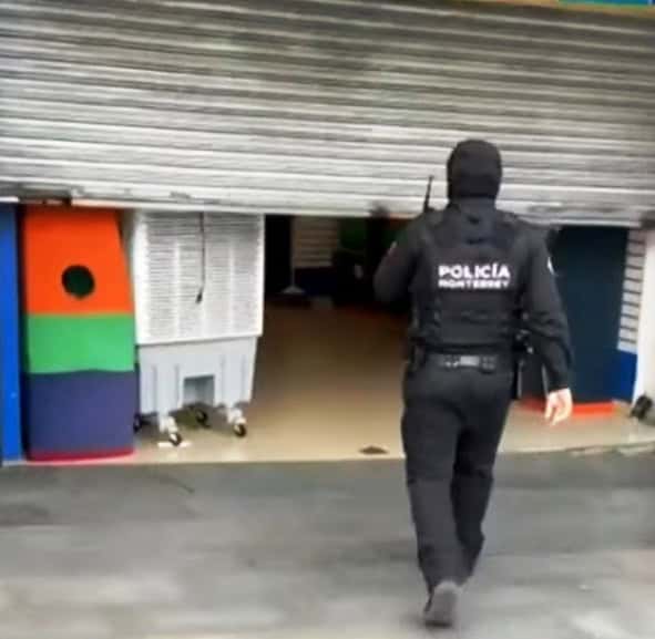 Varios delincuentes ingresaron a robar al interior de un negocio de maquinitas de apuestas, llevándose la cantidad de 250 mil pesos en el centro de Monterrey.