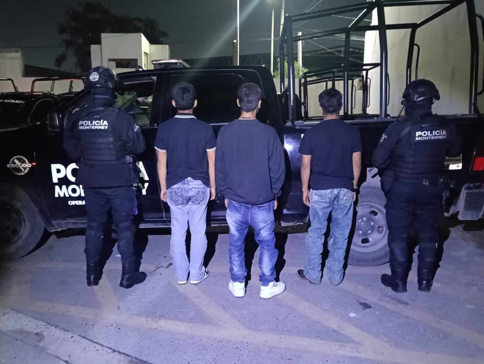 Un hombre y una mujer fueron detenidos por oficiales de la Policía de Monterrey, luego de que presuntamente les vendieran bebidas embriagantes a tres menores de 15 años en el interior de un bar, en el centro de la ciudad.