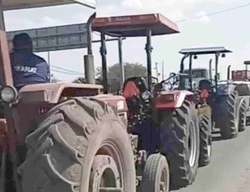 Bloquean transportistas nuevamente carreteras en México