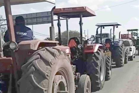 Bloquean transportistas nuevamente carreteras en México