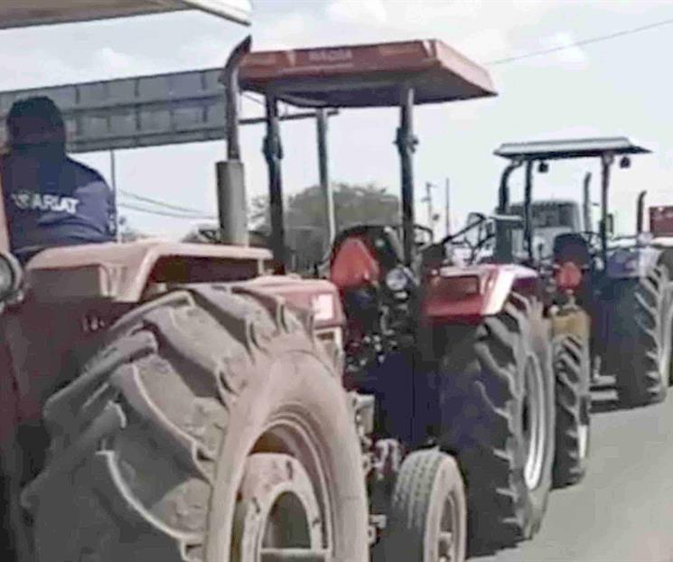 Bloquean transportistas nuevamente carreteras en México Bloquean transportistas nuevamente carreteras en México