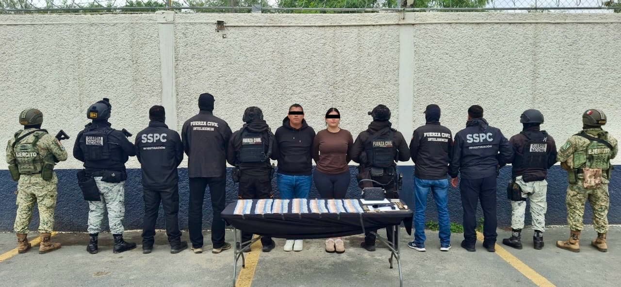 En posesión de 150 mil pesos, armas y droga, fue arrestada una arena que viajaba en un vehículo con placas de Tamaulipas, en Escobedo.